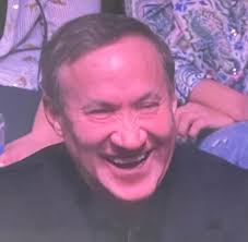 Dr Terry Dubrow dans le public de la WWHL. Son visage me déstabilise  vraiment, je ne comprends pas pourquoi ? : r/realhousewives