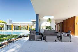 Featuring a top which opens to reveal a compartment that's perfect for holding cushions, outdoor tools, games, and toys, this coffee table makes keeping your patio or deck organized simple. Bahamas Set Sklep Curver Lifestyle