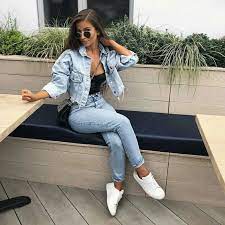 Una falda larga tableada, un jumpsuit de mezclilla o de color negro harán la diferencia al momento de armar tu outfit. Look Con Chaquetas De Mezclilla Outfit Con Chaqueta Looks Con Chaqueta Mujer Como Combinar Chaque Casual Outfits For Teens Fashion Outfits Outfits For Teens