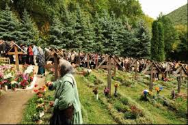 Întreaga zonă din jurul mormântului arsenie boca este făcătoare de minuni. Se SchimbÄƒ Regulile La Mormantul Lui Arsenie Boca De La Prislop Ce Trebuie SÄƒ È™tie Pelerinii