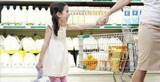 孩子逛超市先喝饮料后结账，营业员要求十倍赔偿，妈妈据理力争_手机搜狐网