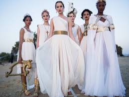 Alla ricerca di abiti da sera online? Dolce Gabbana Nella Valle Dei Templi L Alta Moda Ispirata Alle Divinita Dell Antica Grecia Il Sole 24 Ore