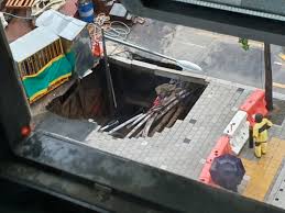 에서 지금까지 발생한 국내외 싱크홀(지반침하)을 분석한 결과 우리나라 국토 대부분이 단단한 화강·편마암 등으로 구성돼 해외와 같은 대형 싱크홀은 발생하기 어려운 것으로 검토됐다. ì„œìš¸ ì—¬ì˜ë„ì— ì§€ë¦„ 5m ì‹±í¬í™€ ë°œìƒ êµ¬ì²­ ì‚¬ê³  ì›ì¸ ì¡°ì‚¬ ì¤' ì¡°ì„ ì¼ë³´