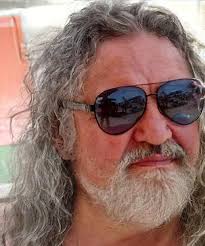 Ci avete tolto la magia di una foto, la poesia di una lettera, la  calligrafia, l'odore di un libro, il ritaglio di un giornale, il "ci  vediamo alle otto in piazza", il