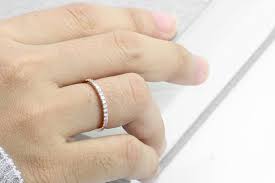 Cincin tunangan ini memiliki makna sebagai simbol keterikatan atau komitmen untuk tetap di negara barat seperti amerika, cincin tunangan biasanya dikenakan para wanita di jari manis tangan kiri. Cincin Nikah Di Sebelah Kanan Atau Kiri V Co Jewellery News