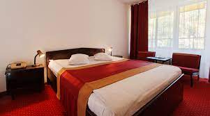 Pe valea oltului, la adapostul muntilor coziei si al plaiului frasinet, la o altitudine de 260 m dotari: Complex Balnear Corp Oltul Calimanesti Caciulata