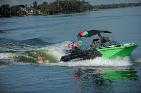 Wakesurfing Behind The 2018 Super Air Nautique G25 The G25 Gives You Everything You Want In A Boat And With An Abundance Of Wakeboard Boats Wakeboarding Boat