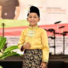 Persamaannya terdapat pada bentuk lehernya yang berbentuk bulat dan jumlah sakunya. Pakaian Adat Jambi Nama Keunikan Gambar