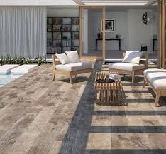 quand le carrelage imite le parquet en terrasse deco terrasse exterieure idee deco terrasse carrelage exterieur