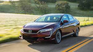 Oproti němu se produkční model značně zcivilizoval. 2017 Honda Clarity Fuel Cell First Drive Just Unlike Everything Else