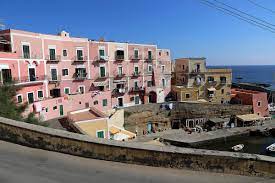Dopo l'occupazione alleata, con la liberazione del 25 aprile 1945, ventotene torna all'italia. Ventotene Wikidata