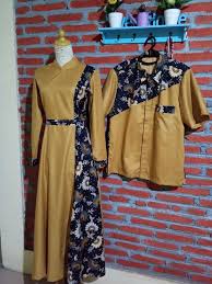 Model baju batik kombinasi memang sedang menjadi tren dalam beberapa tahun belakangan. Kombinasi Batik Polos Couple