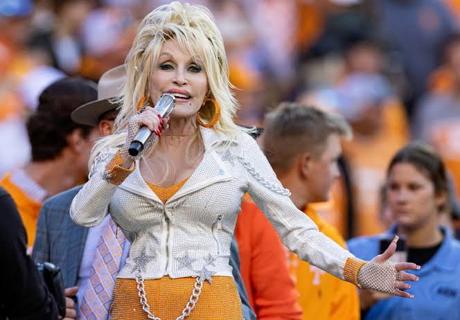 Tennessee football will honor Dolly Parton with helmet sticker - Los  Angeles Times