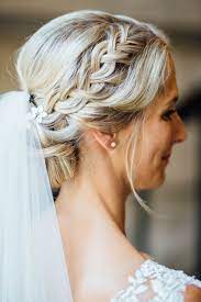 Brautfrisur Updo Geflochten Blonde Haare Schleier Brautstyling Hochsteckfrisur Brautfrisur Frisur Hochgesteckt Hochzeitsfrisuren