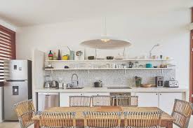 Cuisine Ouverte Et Style Contemporain Pour Une Maison De Vacances Avec Piscine Planete Deco A Homes World Maison De Vacances Cuisine Ouverte Maison