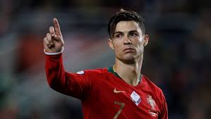 سدد كريستيانو رونالدو مهاجم نادي يوفنتوس ومنتخب البرتغالي، ضربة حرة مباشرة أمام المرمى بطريقة غريبة خلال مواجهة منتخب بلاده أمام الكيان الصهيوني، مساء أمس الأربعاء. Ø±ÙˆÙ†Ø§Ù„Ø¯Ùˆ ÙŠÙˆØ¬Ù‡ Ø±Ø³Ø§Ù„Ø© Ù„Ù„Ø¨Ø±ØªØºØ§Ù„ÙŠÙŠÙ† Rt Arabic