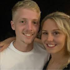 I'm needing a few bits like little cupcakes, cake pops and other delicious  treats making for an event in August, very much like the pictures .. anyone  know who would be perfect