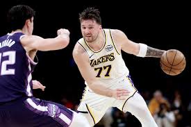 Lakers Derrotan a Kings en 125-101: Doncic y LeBron lideran recuperación tras tres pérdidas