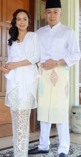 Seronok nedim usap perut nora danish, baby bump dah besar! Nora Danish Baju Raya Gambar Nora Danish Dalam Fesyen Baju Raya 2012 Dicatat Oleh Qudyn Di 8 38 Pm Sagy Hui