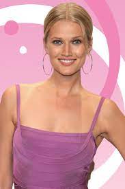 Toni garrn was born antonia garrn in hamburg, germany.4 her father works for an oil refinery and her mother is a businesswoman.5 she has an older brother, niklas, who is also a model. 05hv6uq5zacbzm