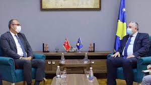 Ministri bushati zhvilloi një takim me kryetarin e parlamentit të kosovës kadri veseli, me. Ministri Veliu Priti Ne Takim Ambasadorin E Turqise Ne Kosove