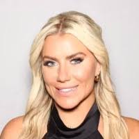 Julie Reasoner's Instagram, Twitter & Facebook