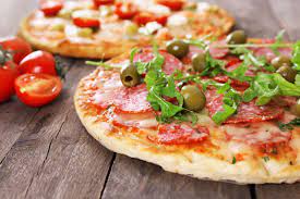 Per questa pizza fatta in casa dobbiamo cominciare a prepararla nel pomeriggio del giorno prima in cui la dobbiamo preparare poiche' avendo solo 3 g di lievito di birra fresco ha bisogno di molte ore per lievitare. Come Preparare La Pizza Fatta In Casa Sale Pepe