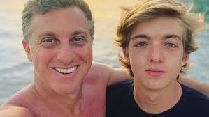 Joaquim, filho de Luciano Huck e Angélica, curte Desfile das Campeãs com a  namorada