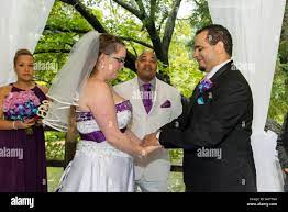 Afrikanische amerikanische Mann und kaukasischen Frau heiraten  Stockfotografie - Alamy