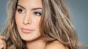Cette coloration spéciale met en valeur les premiers cheveux blancs pour les afficher fièrement. Coloration Quelle Formule Pour Couvrir Mes Cheveux Blancs Femme Actuelle Le Mag