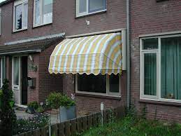 markies met geel wit doek gemonteerd in den bosch markies zonnescherm balkon ideeen