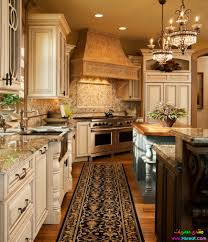 مطابخ خشب باللون البني الفاتح جميلة جدا و عصرية و لكل امراه عربية