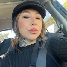 Kiki Holmes's Instagram, Twitter & Facebook