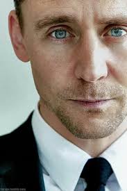 I'm honoured to #passthemic to econ and development expert dr. You Are Mine Tom Hiddleston Ff Pausiert Gutaussehende Schauspieler Tom Hiddleston Schauspieler Innen