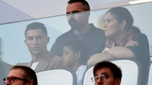 Em 1986, quando uma das mãos de deus empurrou maradona para o céu, já a outra tinha amparado uma mulher chamada maria dolores aveiro, anónima madeirense com pouco mais de 20 anos. Vergewaltigungsvorwurfe Gegen Cristiano Ronaldo So Wird Cr7 Von Seiner Mutter Verteidigt