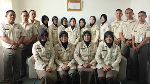 Hasil gambar untuk gambar pegawai farmasi