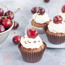 Einfache Schoko Kirsch Cupcakes Backen Macht Glucklich Rezept In 2020 Cupcakes Schoko Kirsch Kuchen Cupcakes Backen
