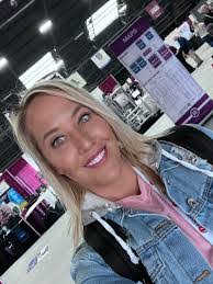 Tara Pires's Instagram, Twitter & Facebook