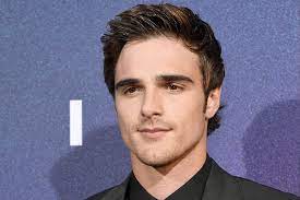 Throughout the kissing booth 3, we watch as elle agonises over whether to go to berkeley with her best friend lee or harvard with her boyfriend noah, and. Jacob Elordi To Return As Noah Flynn In The Kissing Booth 2