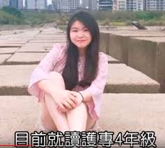 一位女網友在dcard上出賣自己朋友從「童年張君雅」翻身「女神郭雪芙」的成長歷史照，巨大轉變引起網友熱烈討論!先來看看小時候的「張君雅」： 小時候的她臉圓滾滾肉肉的，五官看起來清秀可愛。 笑起來則是有一對瞇瞇眼： 意外和張君雅有那麼幾分像： 結果沒想到張君雅長大後卻變成「台中. å¼µå›é›…å°å¦¹å¦¹é•·å¤§äº† æ‡·èˆŠ2005çš„å»£å'Š å¿—å·¥çˆºçˆº ç—žå®¢é‚¦
