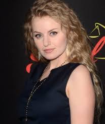 Sarah Minnich's Instagram, Twitter & Facebook