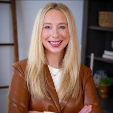 Nicole Strom's Instagram, Twitter & Facebook