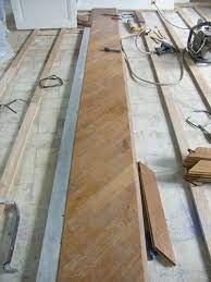 poser du parquet en chevrons mise en oeuvre revetements de sols pose parquet pose parquet massif revetement sol