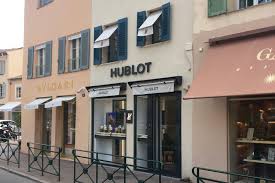In a very welcome and classic atmosphere, benefit from an individual welcome, a personalized service as well as culinary delights. Hublot Boutique Saint Tropez Hublot