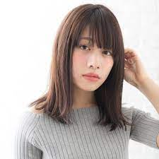 都会顔のストレートミディアムはタイトシルエット すそ揺れ感が決め手 マキアオンライン maquia online 髪型 ストレート カラフルヘア ミディアムボブ ストレート