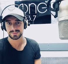 Bienvenidos a #OneSunset en #One1037 Llegó Santiago Máscolo y hasta las 21  la mejor música para esta vuelta a casa www.radioone1037.fm