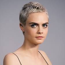 Urutan cara make up simpel untuk pemula berikutnya yaitu merias bibir. Cara Delevingne Revealed Her Beauty Secrets And Makeup Must Haves Teen Vogue