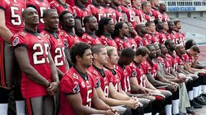 The 2002 Tampa Bay Buccaneers Won The Super Bowl With A Veteran Free Agent At Quarterback And A 4 3 Defensive F Tampa Bay Buccaneers Tampa Bay Bucs Team Photos