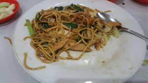 Ayam goreng is an indonesian and malaysian dish consisting of chicken deep fried in oil. Bakmi Goreng Kekian Dah Mau Habis Lupa Foto Photo De Bakmi Ketandan Yogyakarta Tripadvisor