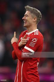 Robert Lewandowski Of Bayern Muenchen Celebrates After He Scored His Teams Third Goal To Make It 3 0 During The Bundesliga Robert Lewandowski Lewandowski Fotos